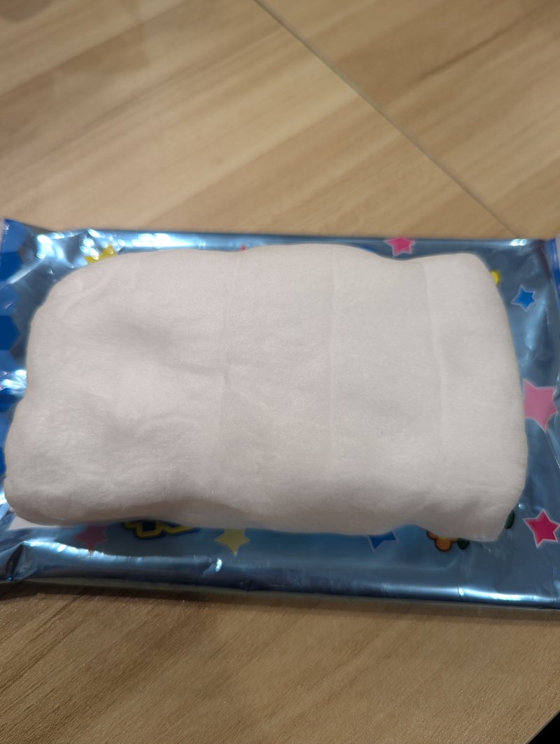 Watagashi cotton candy laid out on its packaging from above
